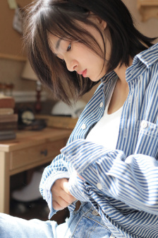 老头边吃奶边弄进去呻吟